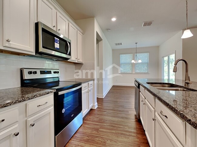 Photo - 467 Sandstone Dr