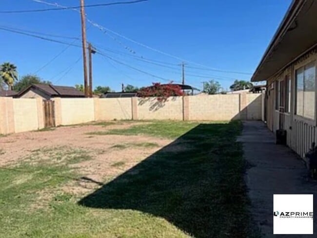 Building Photo - W Vernon Ave