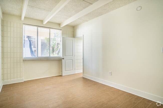 1BD, 1BA - 620SF - Bedroom