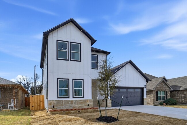 Building Photo - 128 N Cedar St