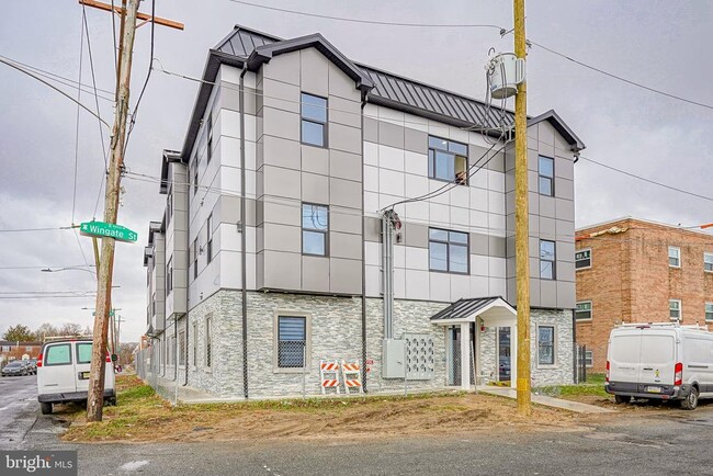 Building Photo - 4432 Wingate St Unit 205