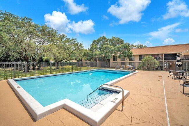 Building Photo - 5981 Washington St Unit 215