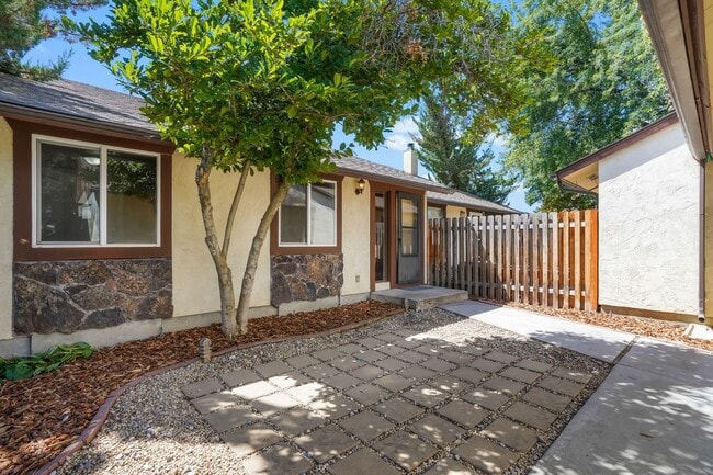 Building Photo - Prime SE Boise 3bd/2ba Townhome with 2-Car Garage