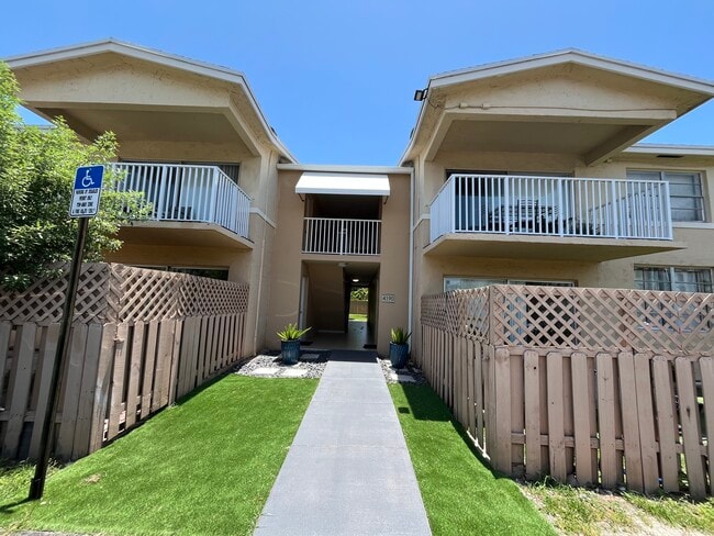 Building Photo - 4190 NW 79th Ave Unit 1D