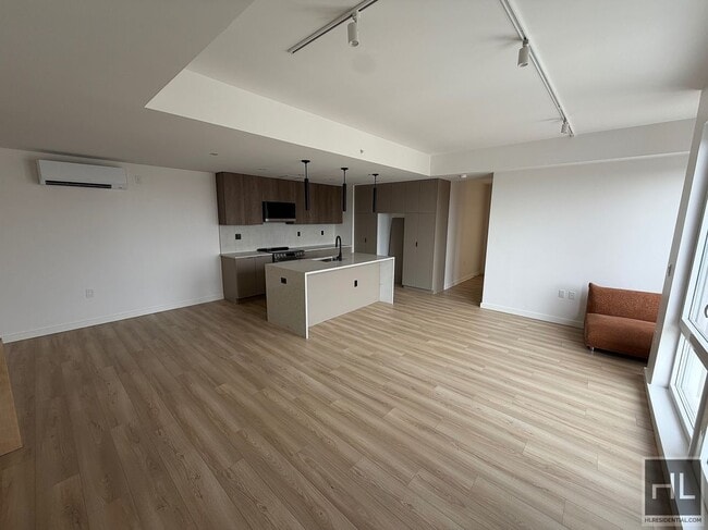 4 AVENUE