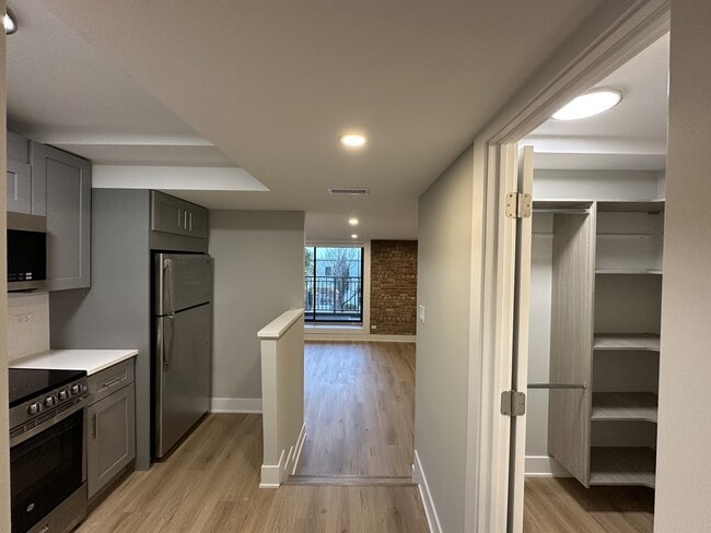 Building Photo - 1214 N La Salle Dr Unit J08P