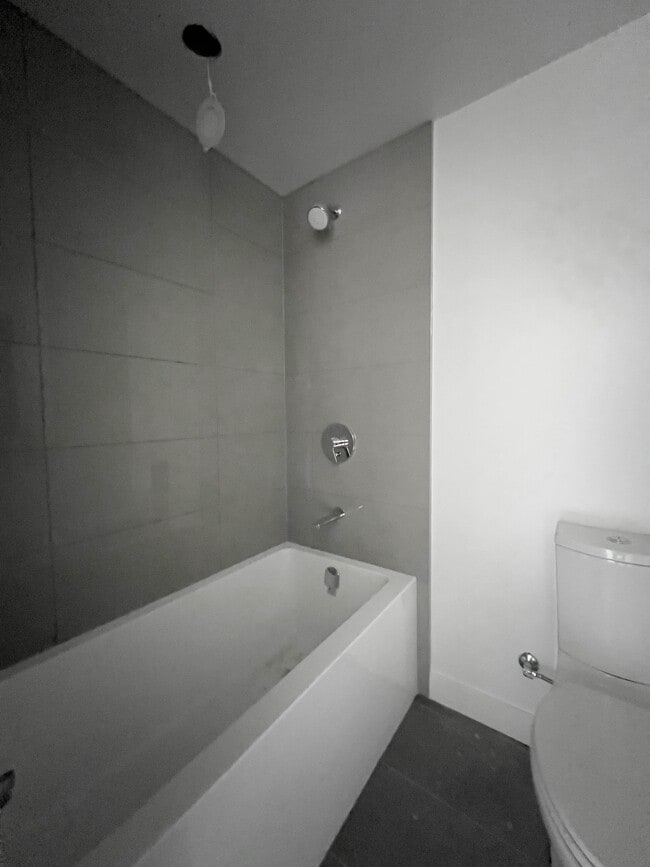 Photo - 901-901 Lougheed Hwy.