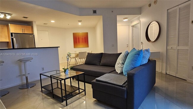 Building Photo - 300 S Biscayne Blvd Unit T-2905