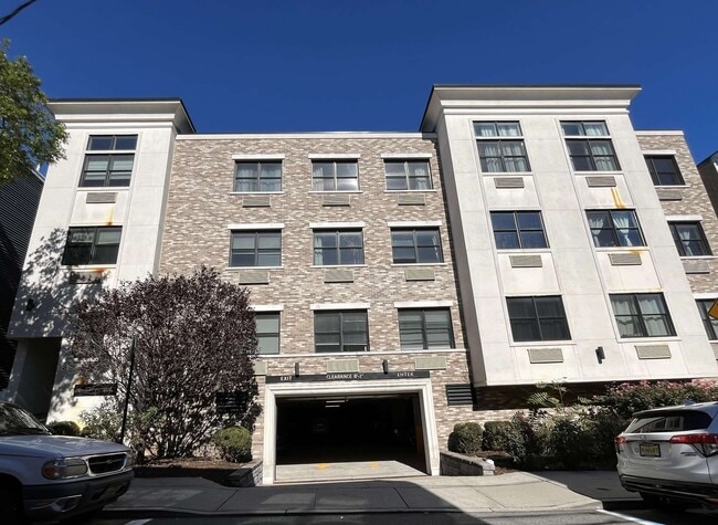 Building Photo - 140 36th St Unit 305