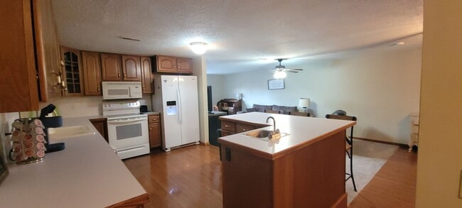 Photo - Short Term Lease, Fully furnished all utilities included