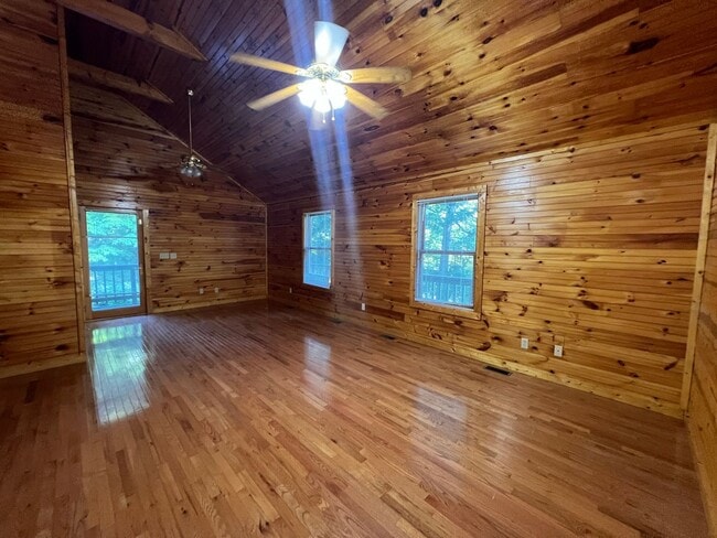 Photo - Large 2story in Kodak! Available Now!
