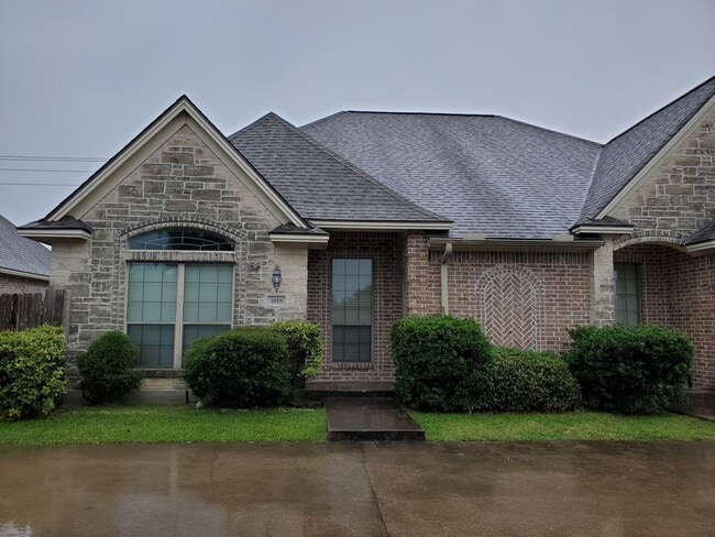 Building Photo - College Station - 3 Bedroom - 3 bath duplex with Fenced in Privacy Yard.