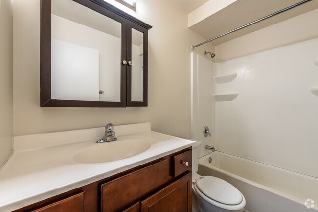 2BR, 1.5BA - 1040SF