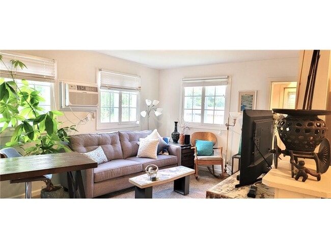 Photo - 2335 Hemlock Ln N