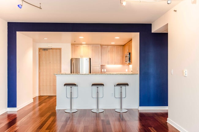 Building Photo - 250 King St Unit 1614