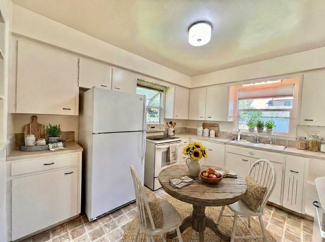 Photo - Cozy 2 bed 1 bath Home with Fenced Yard!