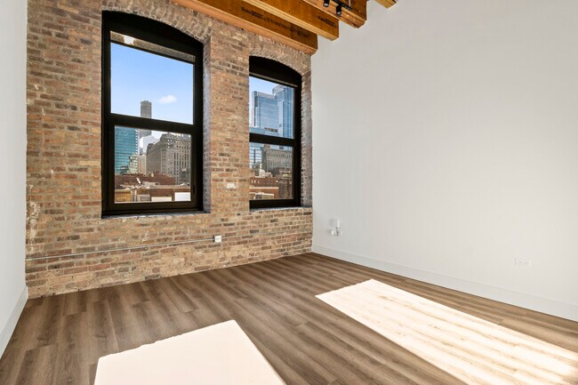 Photo - 153 W Ohio St