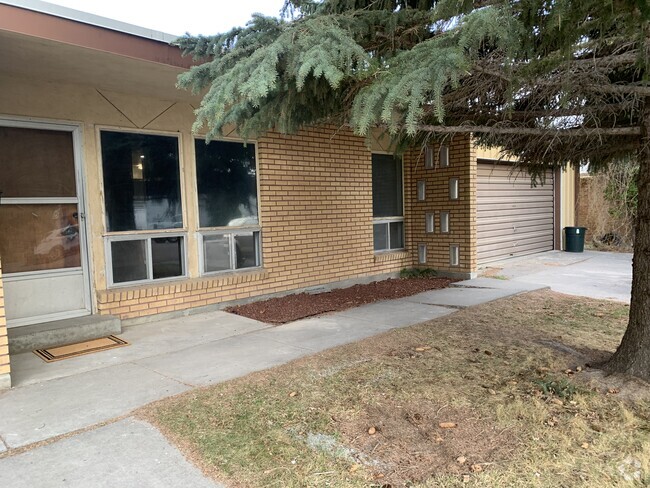Building Photo - 896 Raymond Dr Unit 896 Raymond Drive  #1 Rental