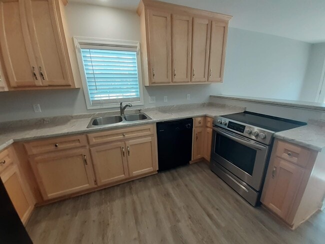 Photo - 410 E 9th St