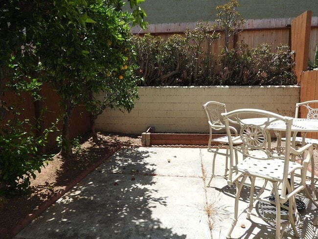 Building Photo - Lovely 2 bedroom townhouse