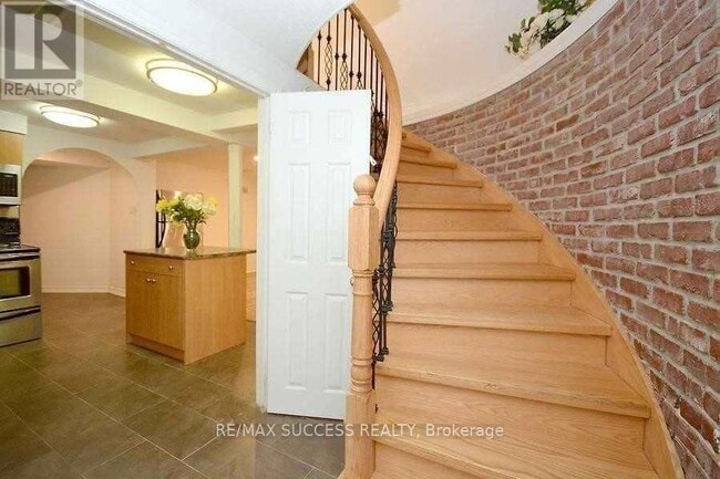 Photo - 422 Silverthorne Crescent