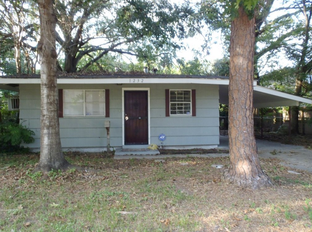 3 br house by LSU! Has carport, washer, dr... - 3 br house by LSU! Has carport, washer, dr...