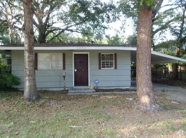 Building Photo - 3 br house by LSU! Has carport, washer, dr...