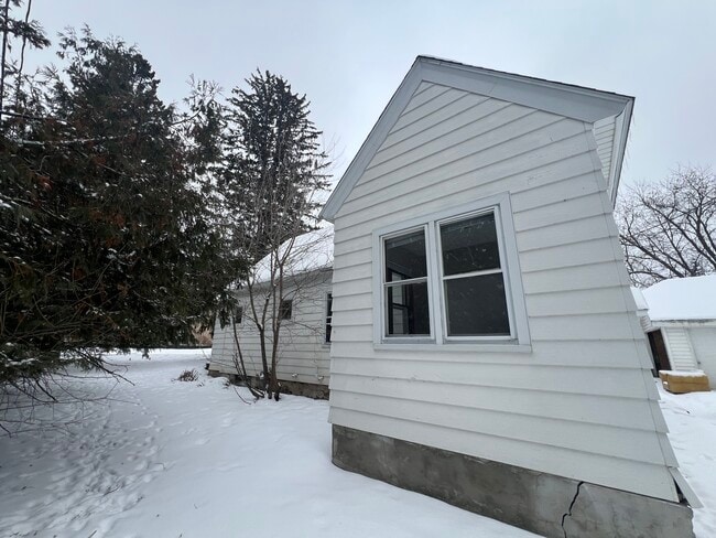 Photo - 715 Flieth St