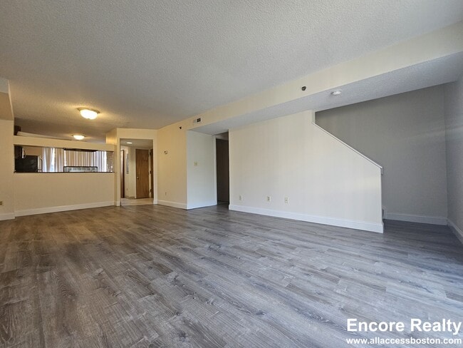 Photo - 150 North Beacon St Unidad 150 North Beacon Street