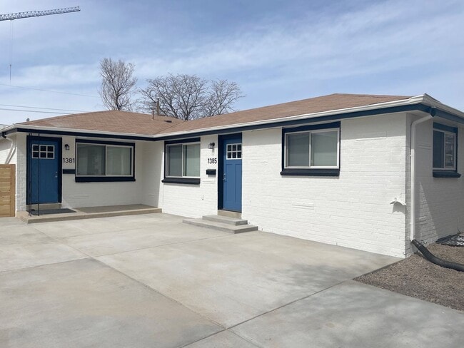 Gorgeous remodeled 2 bedroom in Triplex! - Gorgeous remodeled 2 bedroom in Triplex! House