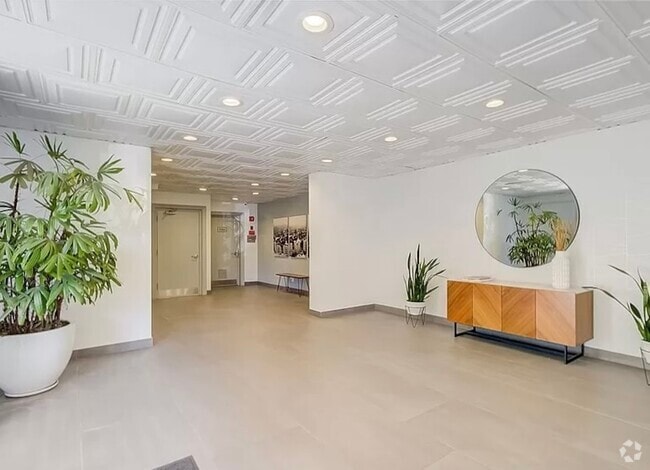 Building Photo - 960 Larrabee St Rental