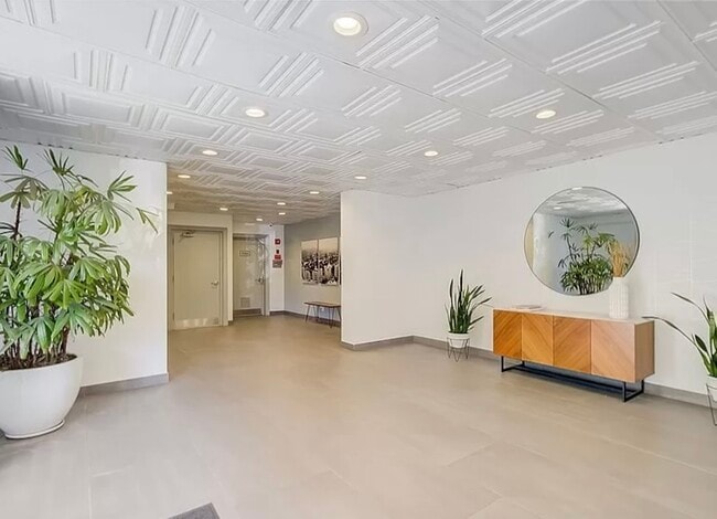 Photo - 960 Larrabee St Condo