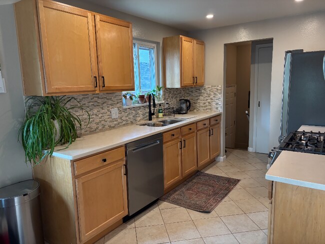 Photo - 925 Wolff St