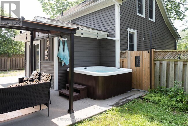 Photo - 5853 McLeod Rd