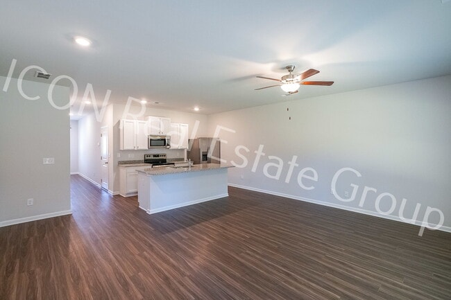 Photo - Beautiful 3-Bedroom Townhome with Modern Finishes & Prime Location!