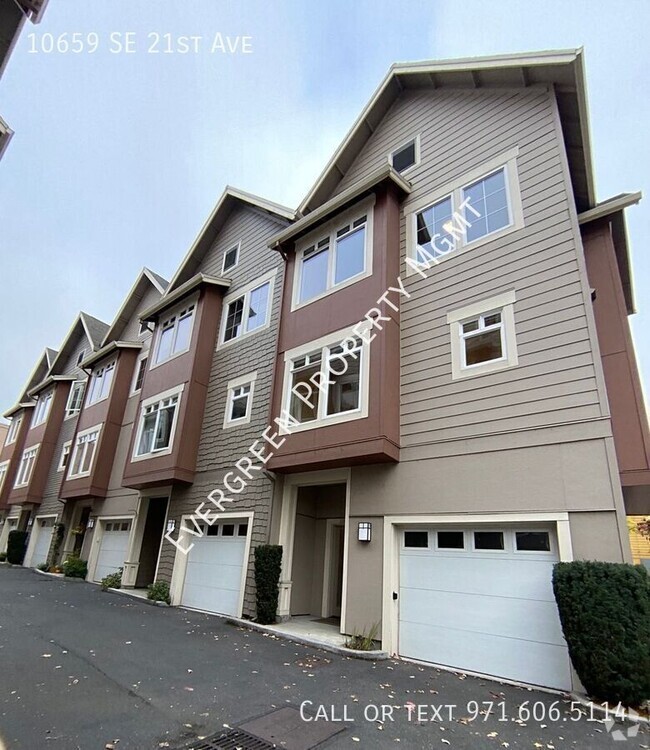 Building Photo - Conveniently Located Townhome With Bonus O...