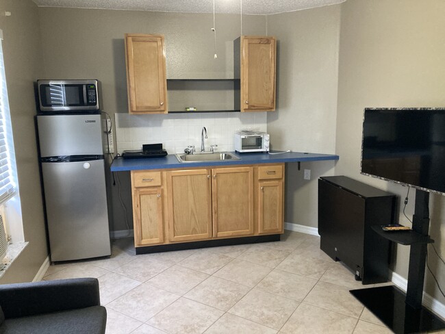 Building Photo - 580 NW Avon Ave Unit 580-B Rental