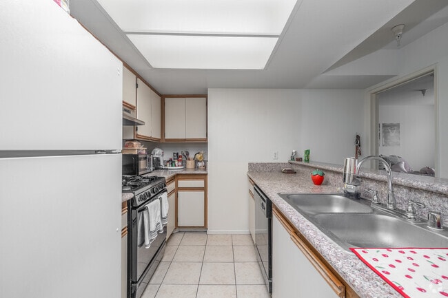 2BR, 2BA - 850SF - Kitchen