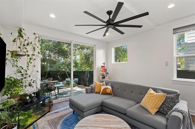 Photo - 5515 Hudson St