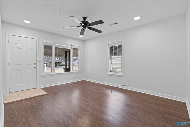 Photo - 1306 Oshaughnessy Ave NE