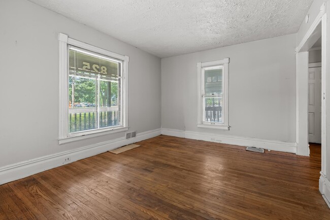 Photo - 825 Oakland Dr