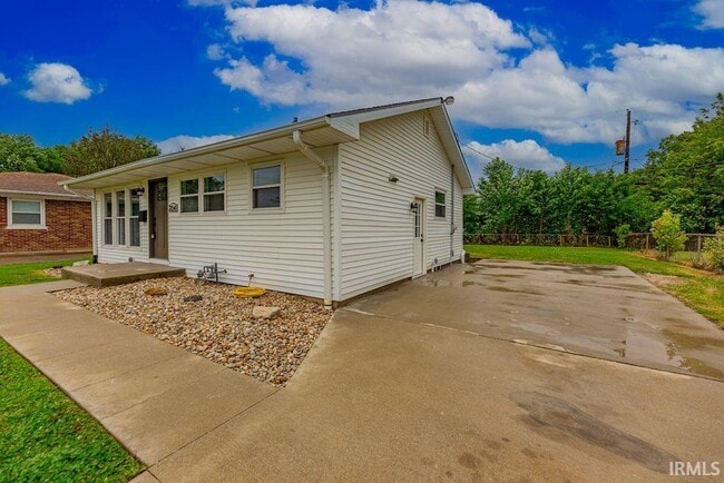 Photo - 2054 Conlin Ave