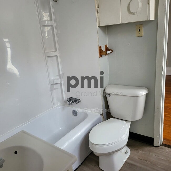 Photo - 852 W Waggoner St