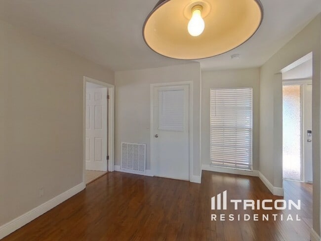 Photo - 1906 Radcliffe Dr N