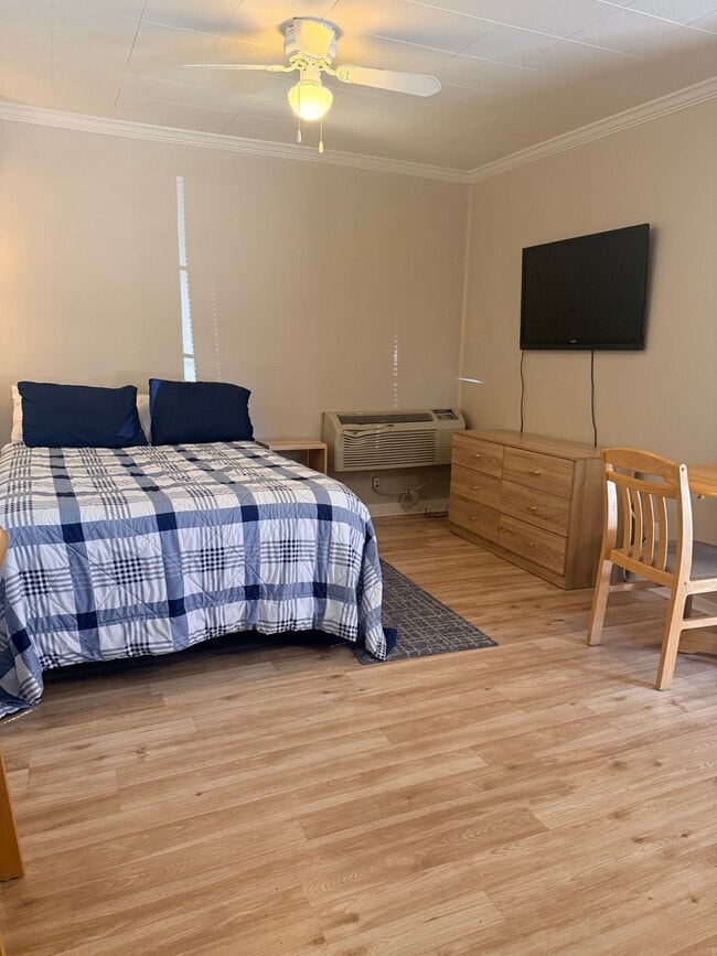 Photo - 1050 E 8th St