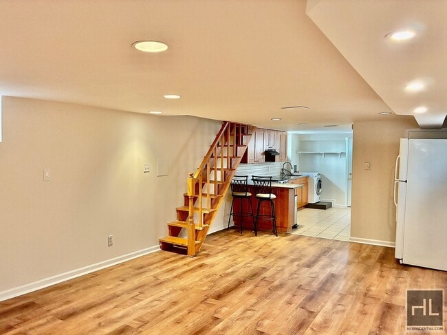 Photo - Large 2.5 bed 2 bath duplex with in unit W/D, Private Yard, Shed & Parking Available for an addit... Unidad 1