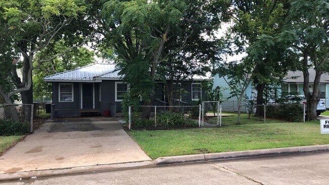 Building Photo - Gorgeous completed renovated Home in Freeport, TX. HABLAMOS ESPAÑOL!