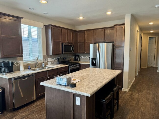 Building Photo - 551 Summit Trl