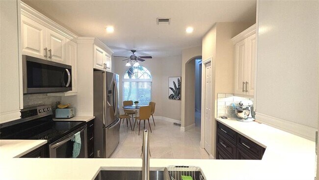 Photo - 504 W Palm Aire Dr