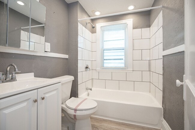 364 E 161st St Unidad 364 E 161St Down